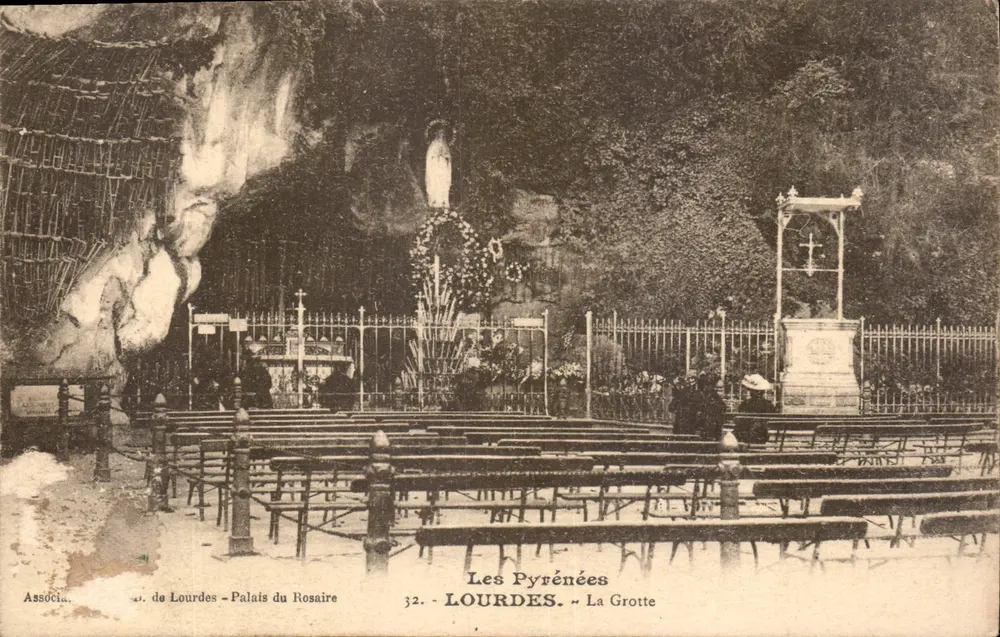 Lourdes - A Gruta - Palácio do Rosário — Associação de Lourdes, n°32 - Frente