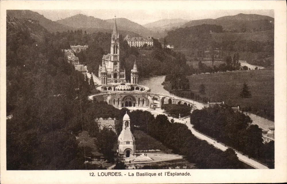 Lourdes - A Basílica e a Esplanada — n° de série 12 - Frente