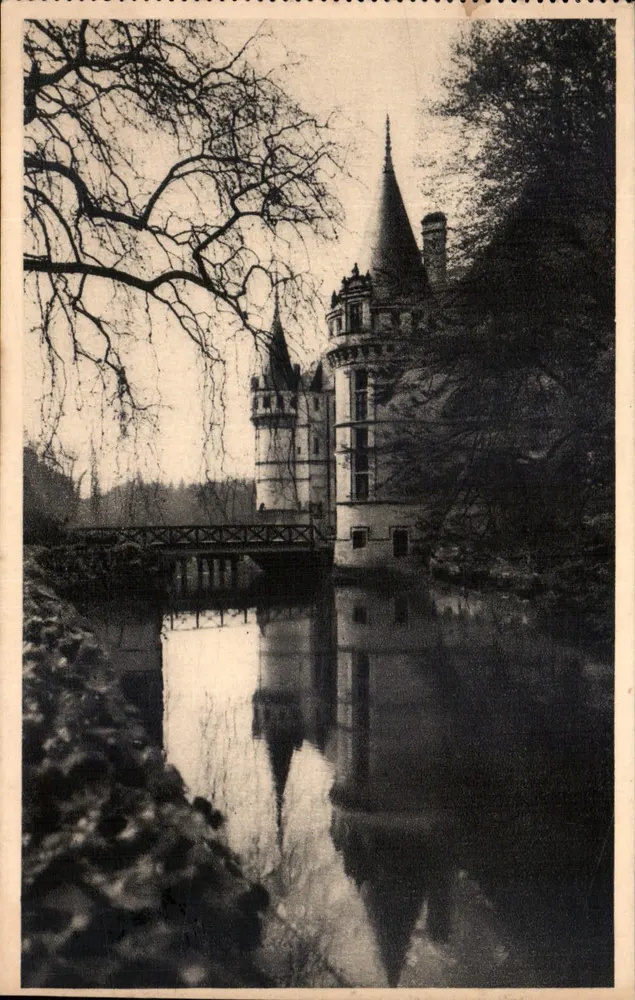Castelo de Azay-le-Rideau — vista do castelo e seu reflexo na água — editor Serv. Commercial Monuments Historiques, Paris - Frente
