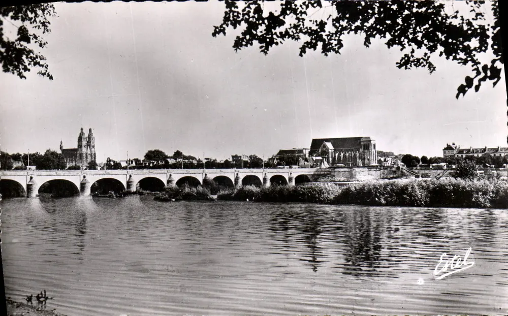 Tours — visão geral com ponte e igreja — Editor LAVILLE-ESTEL, n° 2106 - Frente