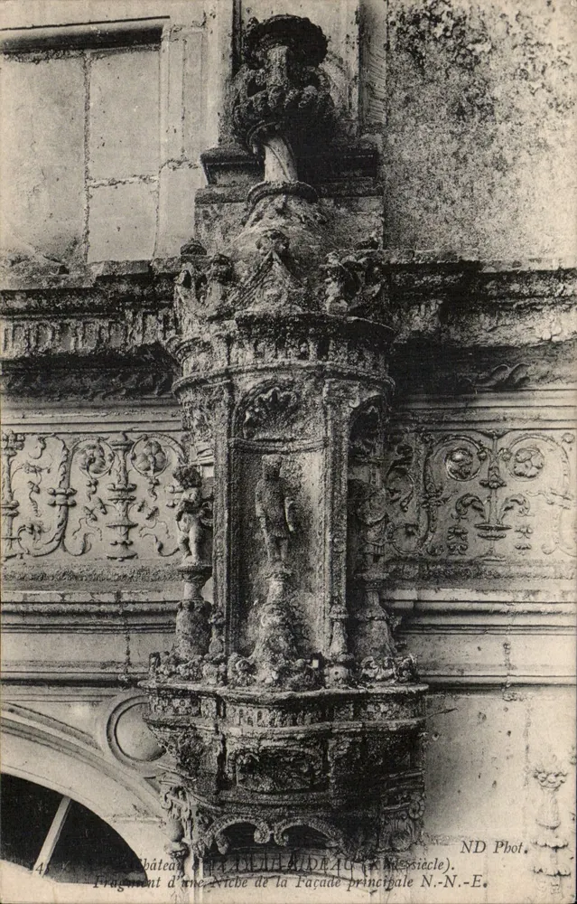Schloss Milhaud — Fragment einer Nische der Hauptfassade (17. Jahrhundert) — ND Fotografie - Vorderseite