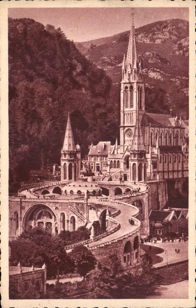 La Basilica vista da un lato — Lourdes — Edizione P. Doucet - Recto