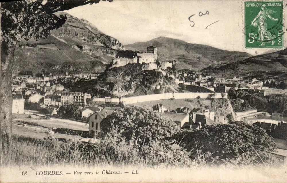 Lourdes — Vista em direção ao Castelo — LL - Frente