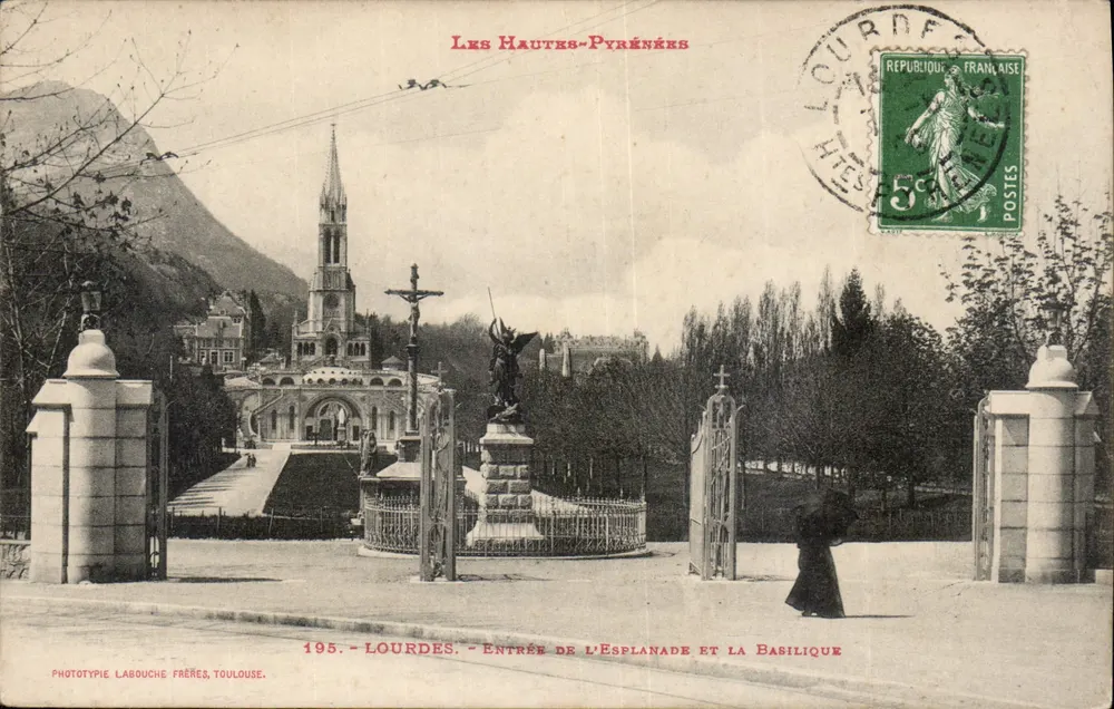Lourdes — Eingang zur Esplanade und die Basilika — Phototypie Labouche Frères, Toulouse - Vorderseite