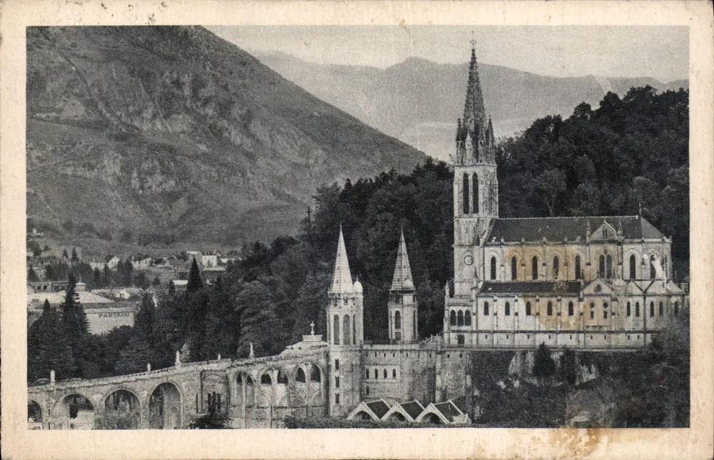 Lourdes — A Basílica e o Pic du Jer — Edição P. Traquet, Lourdes, n° 4 - Frente