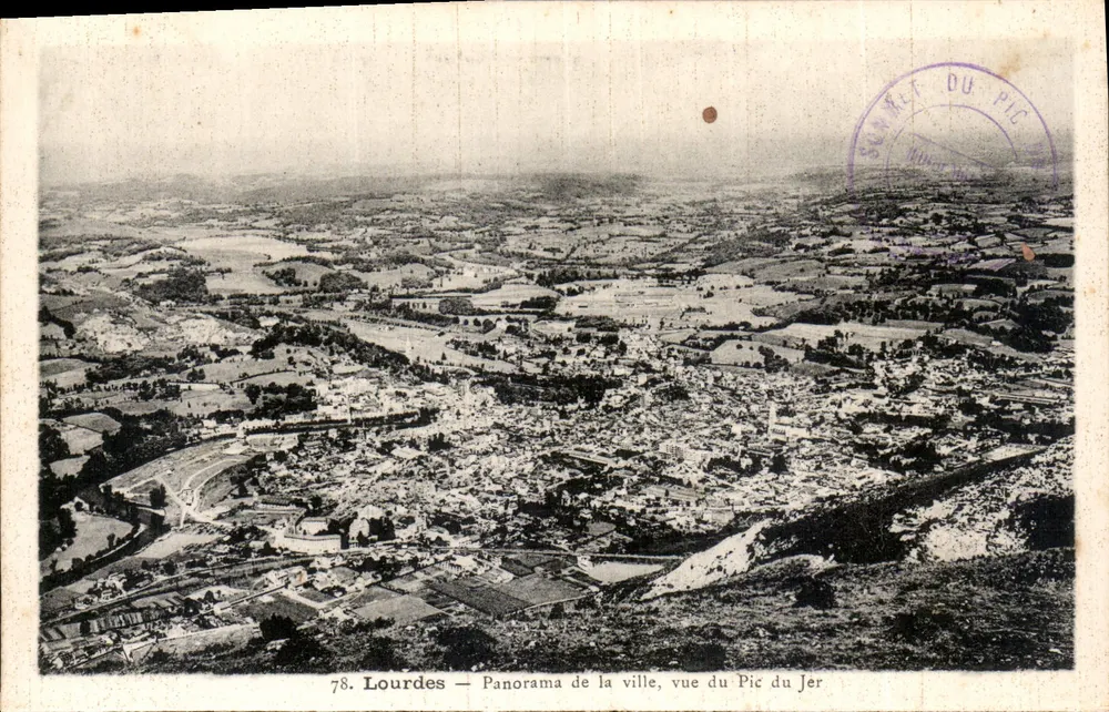 Lourdes — Panorama der Stadt, Blick vom Pic du Jer — P. Doucet - Vorderseite