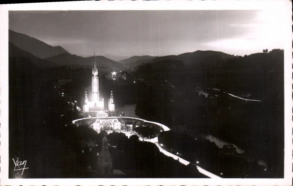 Lourdes - Die Basilika zur Nacht — Édition Photo Véritable, n°65 - Vorderseite