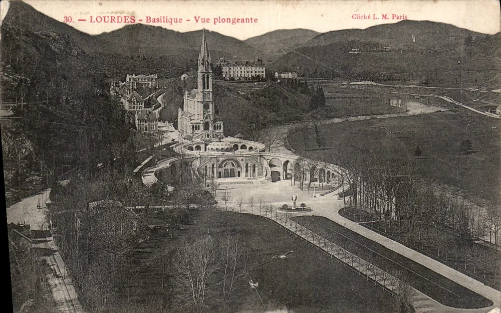 LOURDES - Basílica - Vista aérea — Cliché L. M. Paris, n°30 - Frente