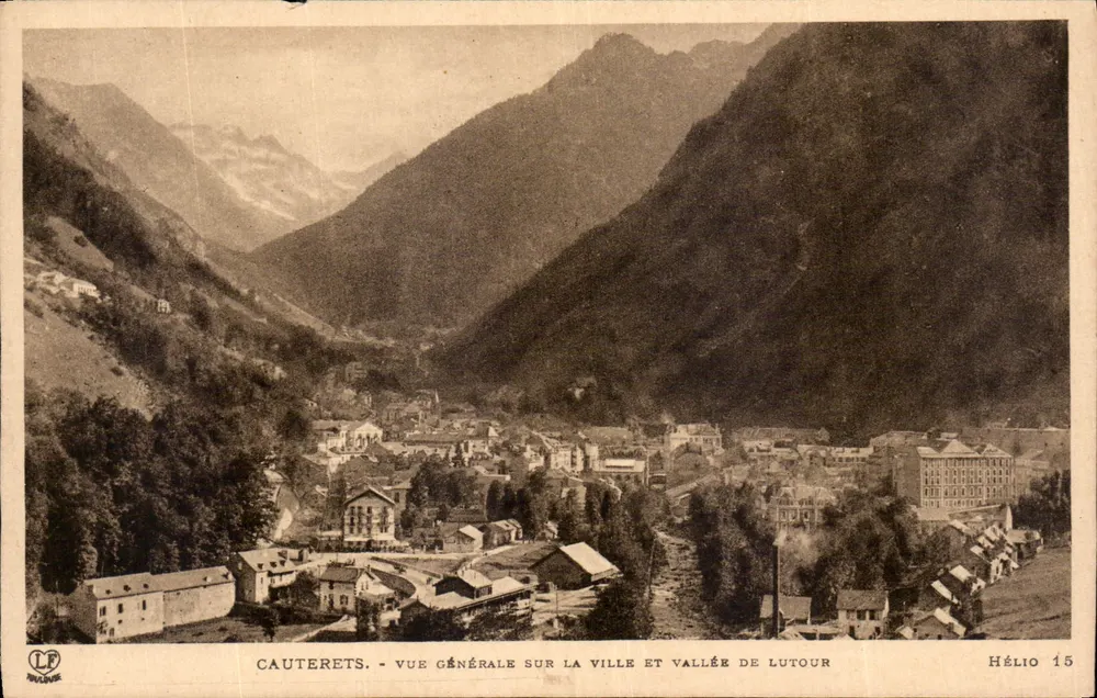 Cauterets - Allgemeiner Blick auf die Stadt und das Tal Lutour — Hélio 15 - Vorderseite
