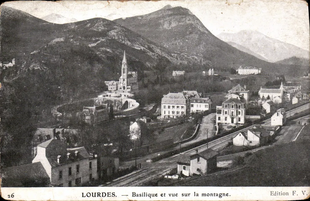 Lourdes — Basilika und Aussicht auf den Berg — Edition F. V. - Vorderseite