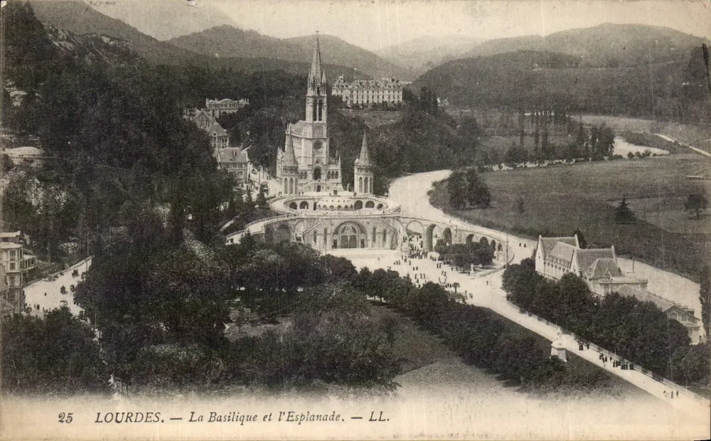 Lourdes — A Basílica e a Esplanada — LL. - Frente