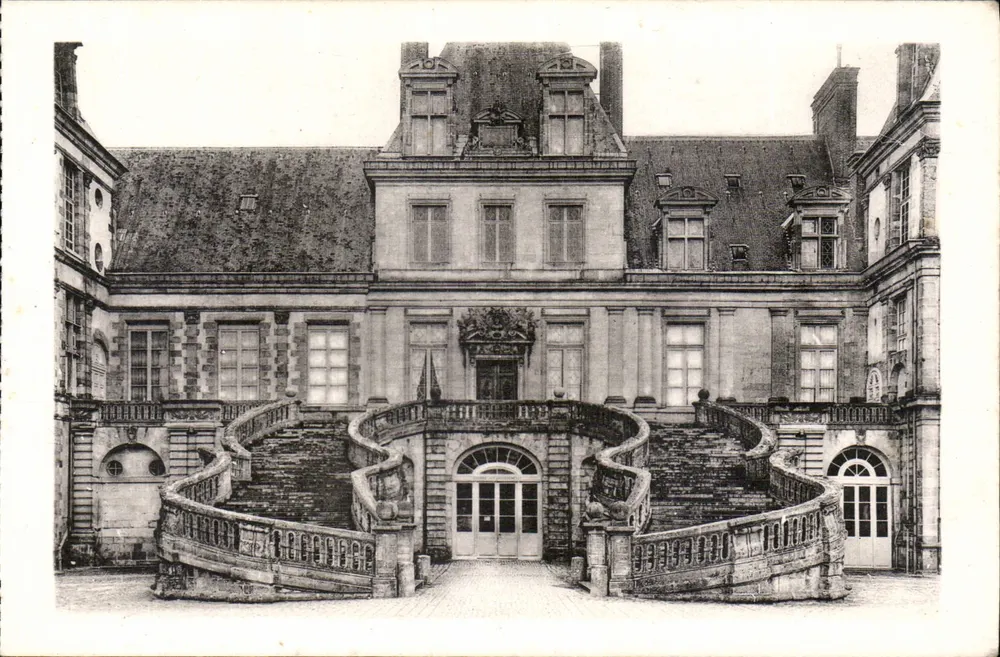 Schloss Fontainebleau — Die Hufeisen-Treppe - Vorderseite