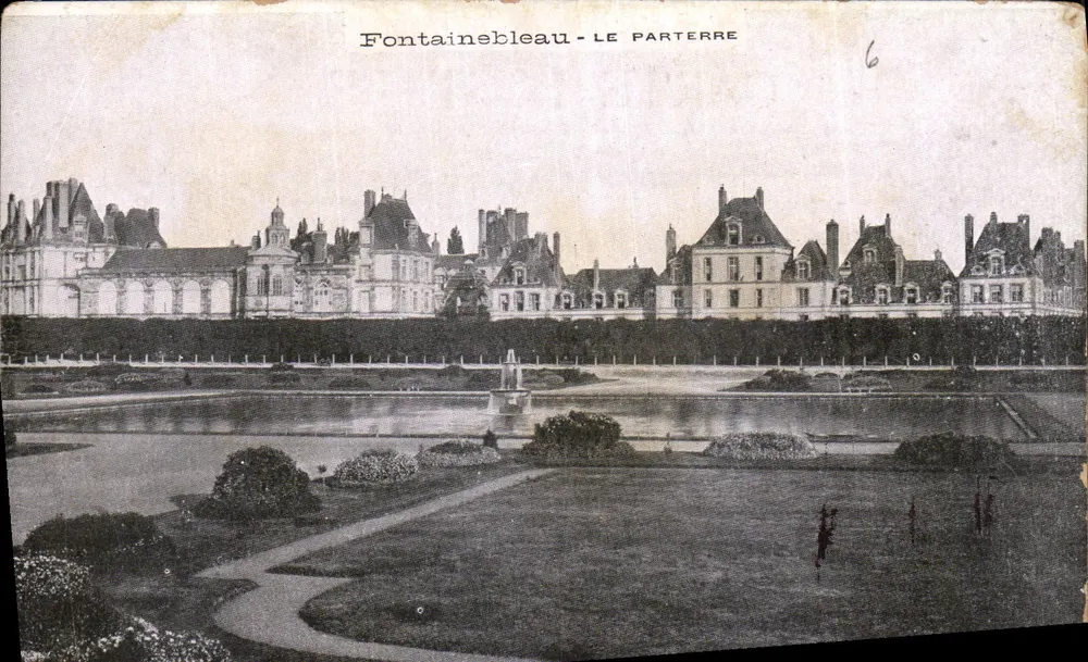 Fontainebleau - O Parterre — vista do castelo e do jardim — editor Biscuits Brateau, Paris - Frente