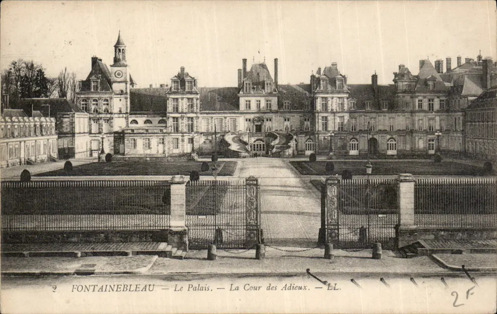 Fontainebleau — Das Schloss — Die Cour des Adieux — LL. - Vorderseite