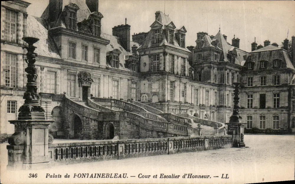 Schloss FONTAINEBLEAU — Hof und Ehrenstiege — LL - Vorderseite