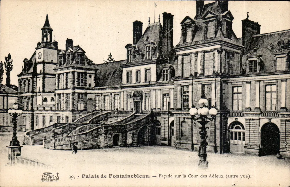 Palast von Fontainebleau — Fassade zum Cour des Adieux (andere Ansicht) - Vorderseite