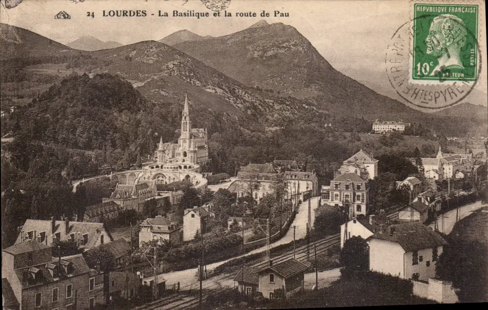 Lourdes - Die Basilika und die Straße nach Pau — unbekannter Verlag, Nr. 24 - Vorderseite