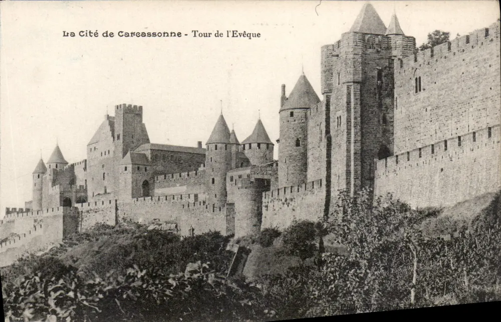A Cidade de Carcassonne - Torre do Bispo - Frente