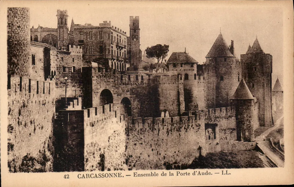 Carcassonne — Conjunto da Porta d'Aude — LL. - Frente