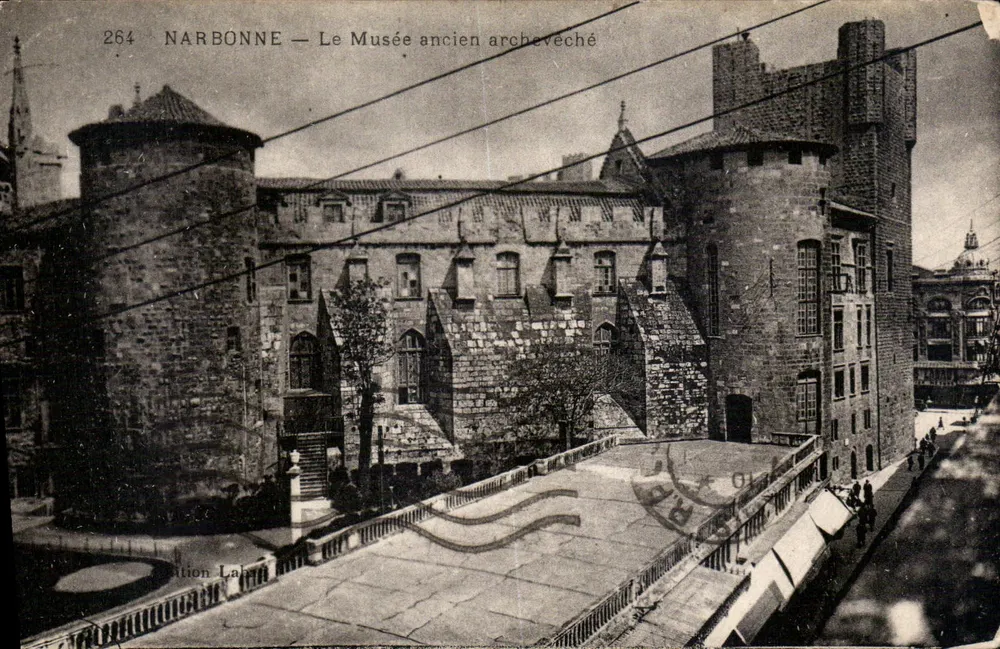 NARBONNE — O Museu Antigo Arcebispo — Estação Labe - Frente