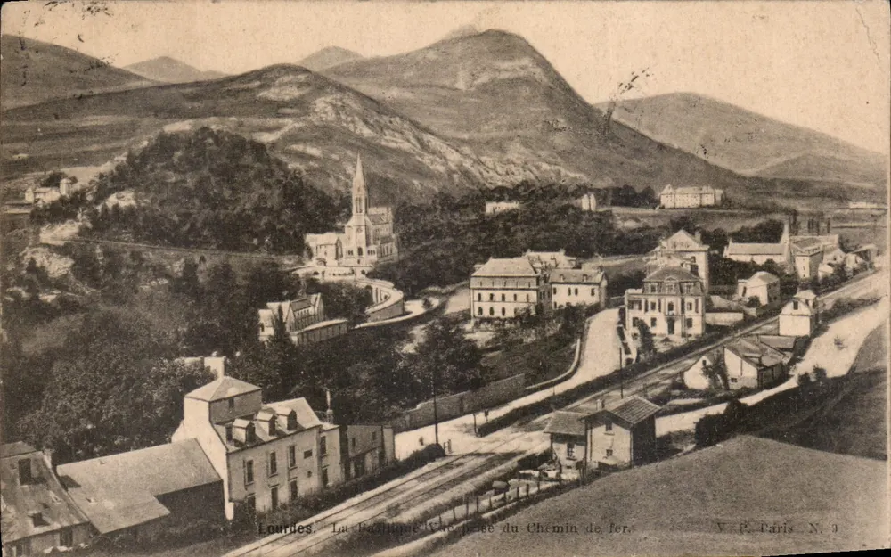 Lourdes — A Basílica e vista tirada do Trem — V.P. Paris N. 9 - Frente