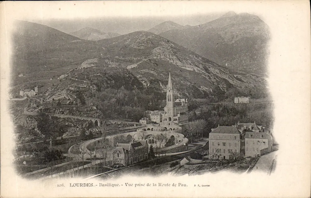 Lourdes - Basilika - Ansicht aus der Route de Pau - Vorderseite