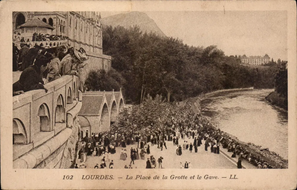 LOURDES — La Place de la Grotte et le Gave — LL. — N° 102 - Recto