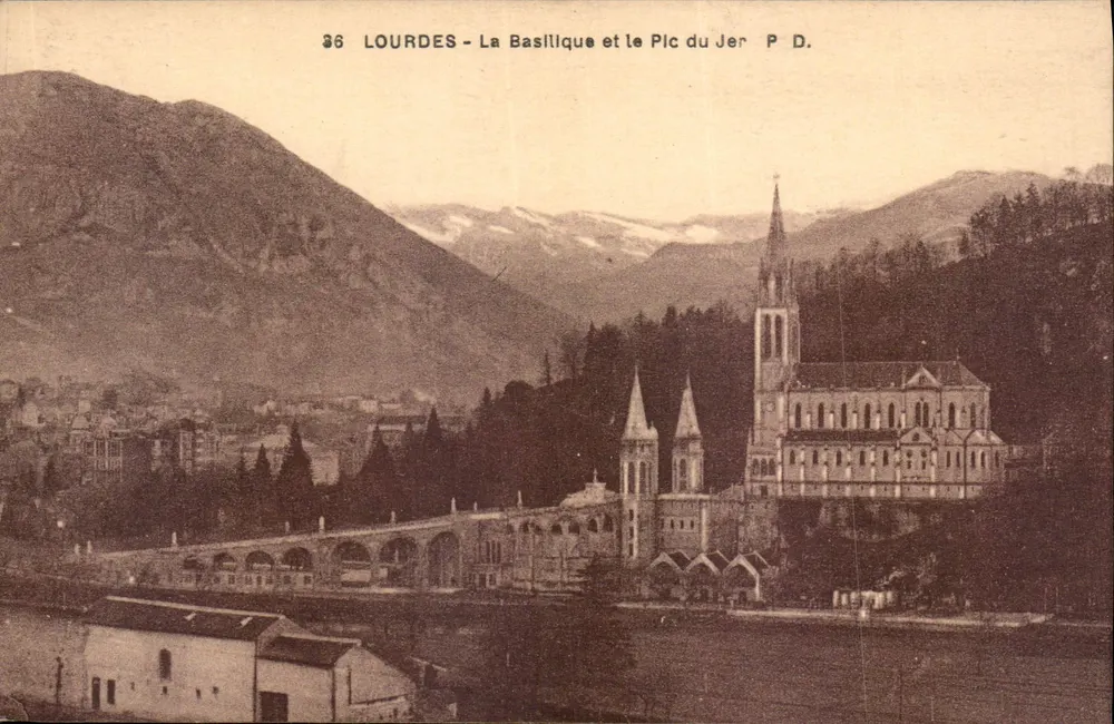 Lourdes - A Basílica e o Pic du Jer - P. D. - Frente