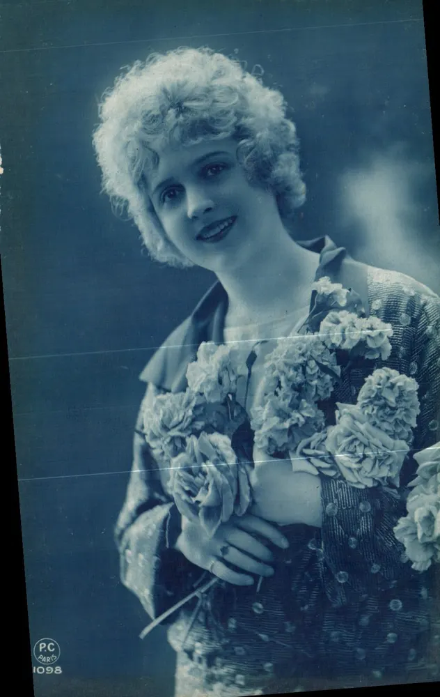 Mulher jovem sorridente — retrato em azul — P.C. PARIS 1098 - Frente