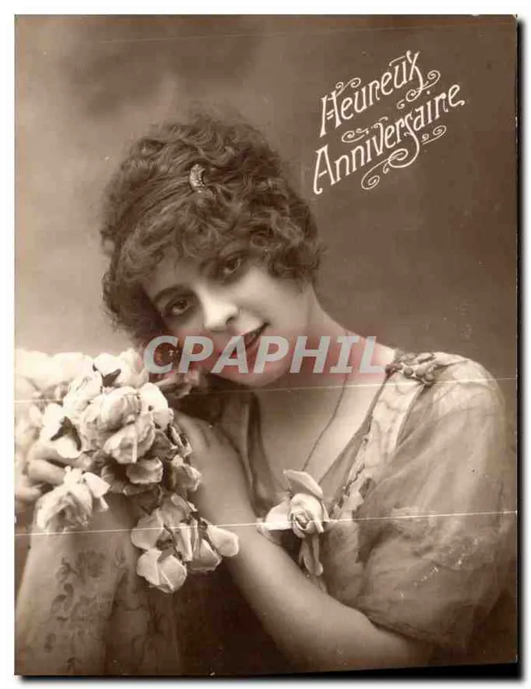 Jeune femme en robe à fleurs — portrait de studio — éditeur non visible - Vorderseite