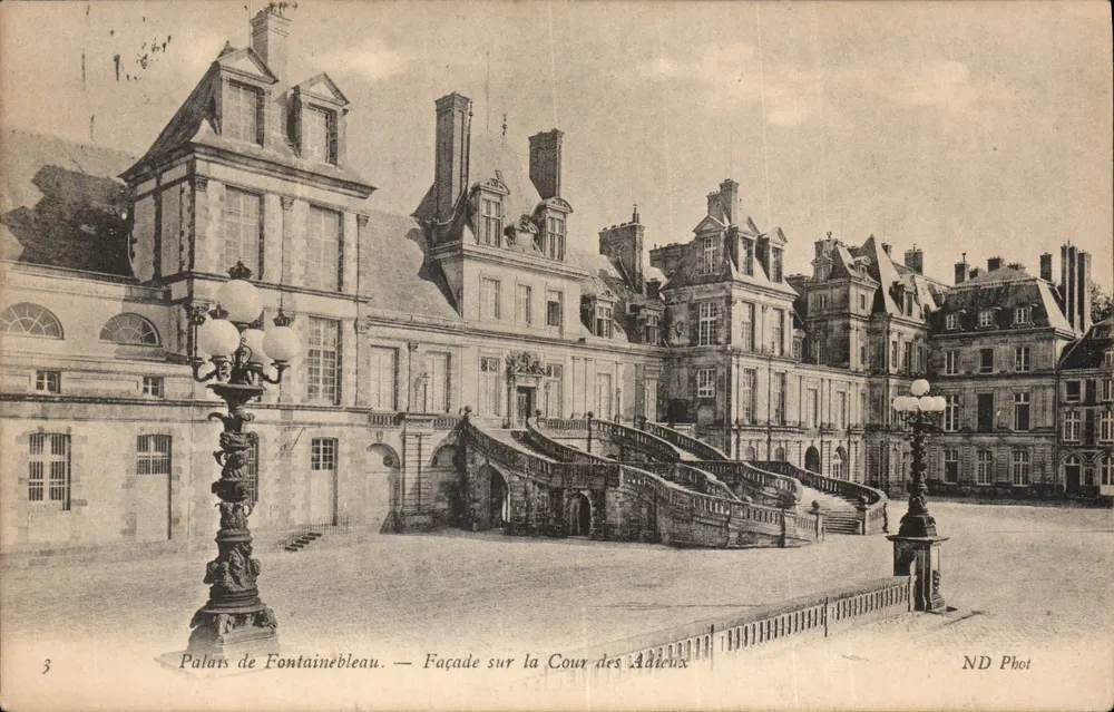 Schloss Fontainebleau — Fassade zum Cour des Adieux — ND Phot - Vorderseite