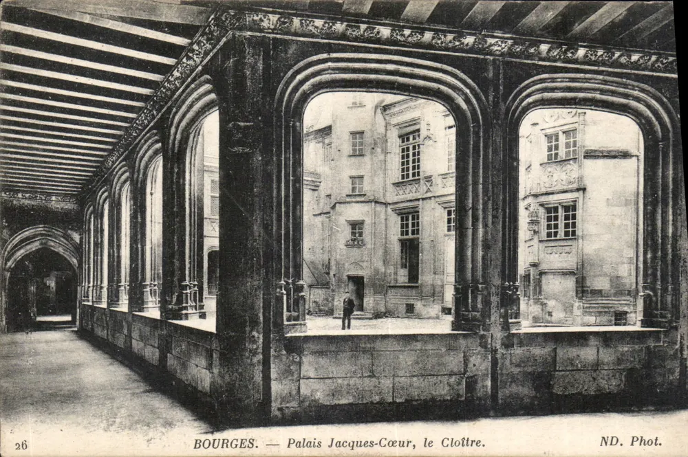 Bourges — Palácio Jacques-Cœur, o Claustro. — ND. Fot. - Frente
