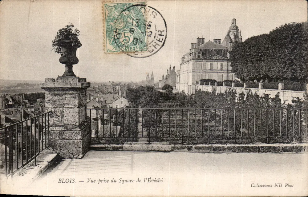 Blois — Vista tomada del Square de l'Évêché — Collections ND Phot - Anverso