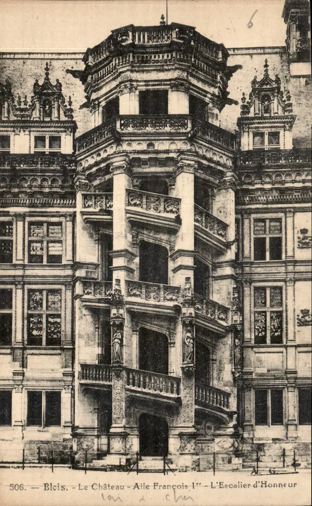 Blois — Das Schloss — Flügel von François I — Die Ehrenstiege - Vorderseite