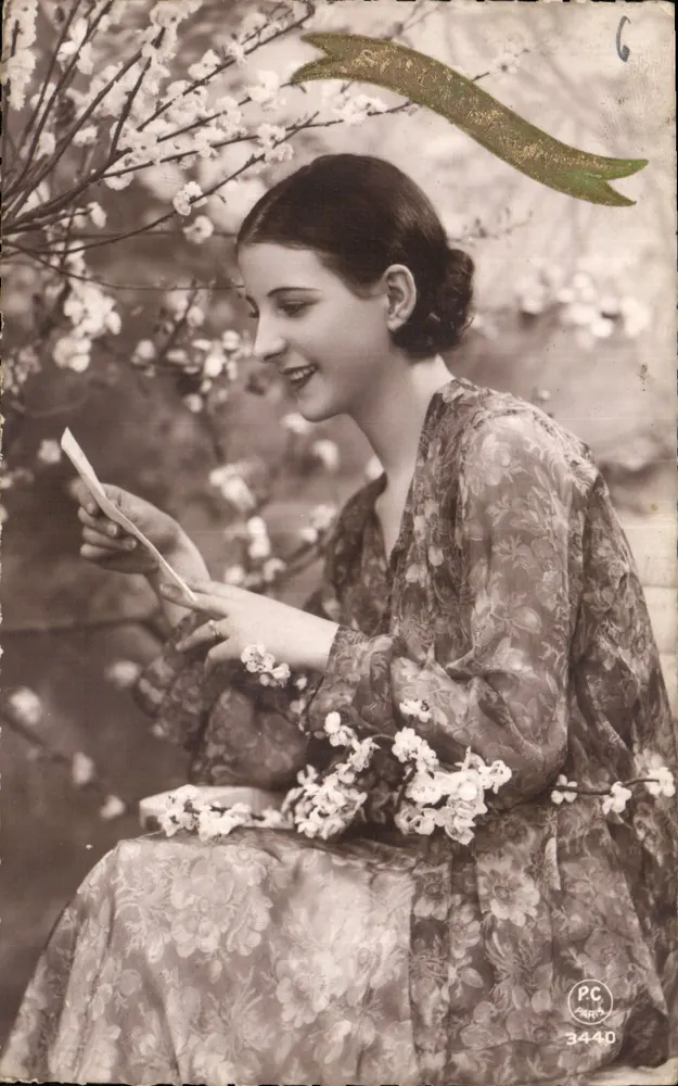 Jovem mulher lendo uma carta — sob cerejeiras em flor — PC PARIS n°3440 - Frente