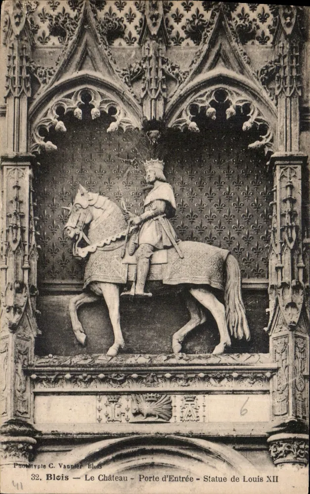 Blois — Das Schloss — Eingangstor — Statue von Louis XII - Vorderseite