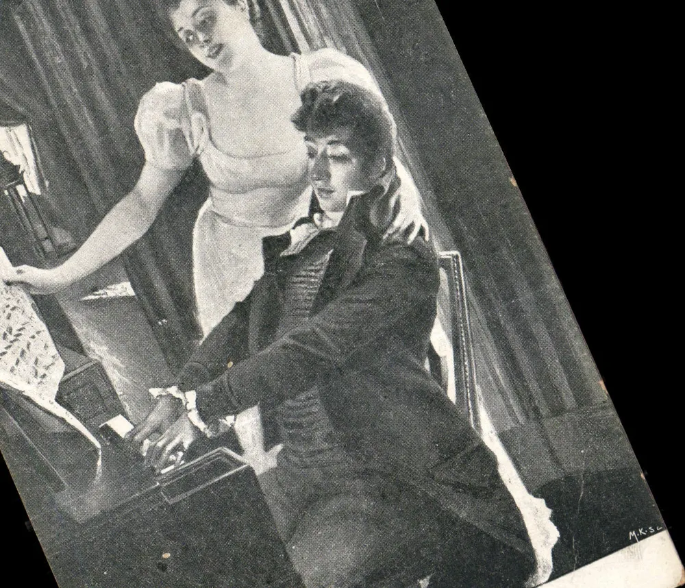 Jovem homem tocando piano — jovem mulher em vestido branco ao lado — desenho assinado M.K.S.C. - Frente
