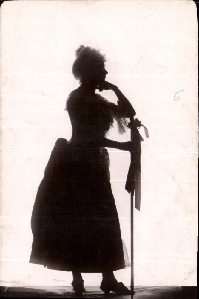 Silhueta de uma mulher — época vitoriana — editor desconhecido, número de série não visível - Frente