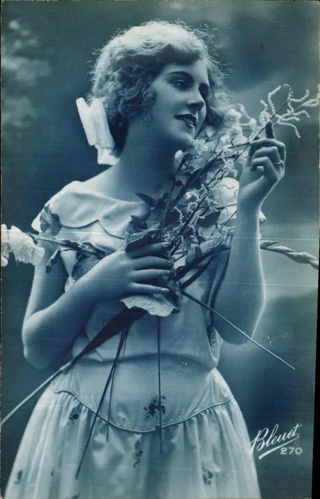 Jovem mulher em vestido branco segurando flores — Bleuet 270 — Editor Bleuet - Frente
