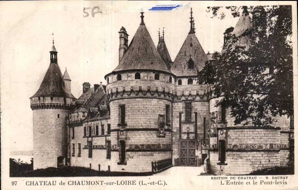 Castillo de Chaumont-sur-Loire — La entrada y el puente levadizo — Edición del Castillo — B. Daunay - Anverso