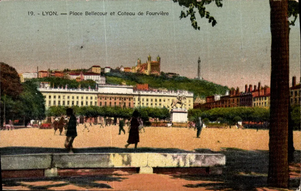 LYON — Place Bellecour und Coteau de Fourvière — Edition La Clipogne, Nr. 19 - Vorderseite