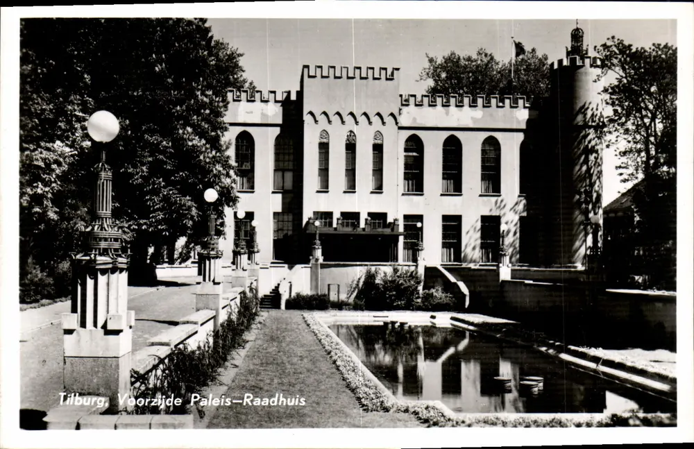 Tilburg, Vorderseite des Rathauses — photographie des Verlags J.G.V. Artmead, Hilversum, Nr. 7 - Vorderseite