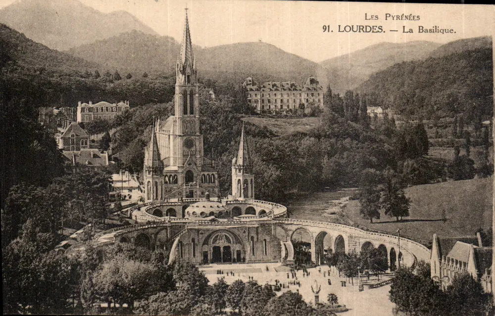 Lourdes — A Basílica — Os Pirineus - Frente