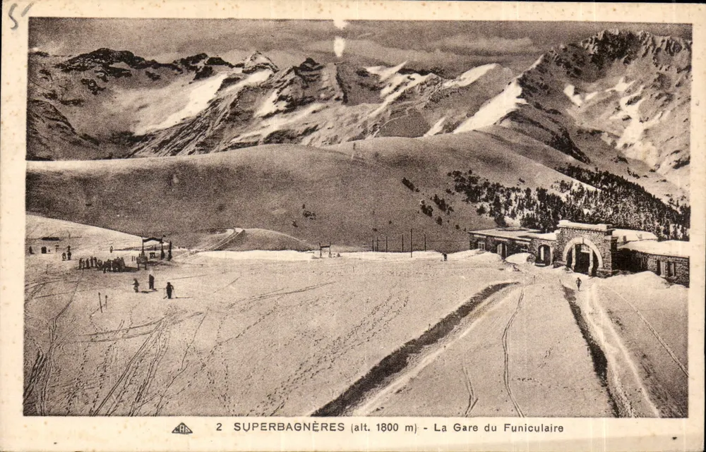 Superbagnères (alt. 1800 m) — A Estação do Teleférico — Editor: Atelier des Arts Autonomiques, Strasbourg - Frente