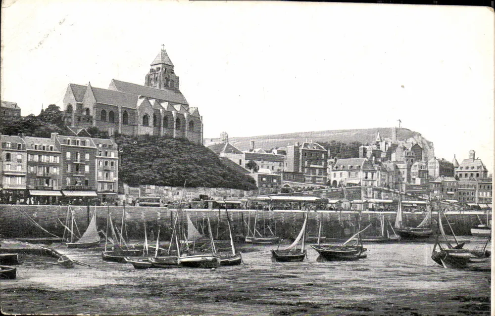 Porto de Brest — visão do porto com igreja na colina — Aqua-Photo L.Y. & Cie - Frente