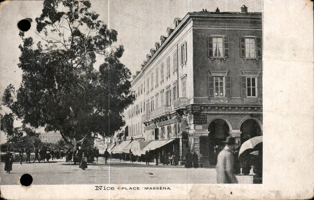 Nice - Place Masséna — vue de l'édifice Gastaud Tailleur avec arbre et piétons - Frente