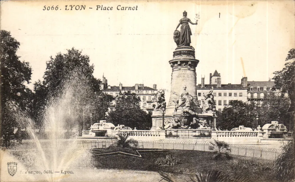 LYON - Place Carnot — Monument da República — Farges, editor — Lyon, n° 5066 - Frente