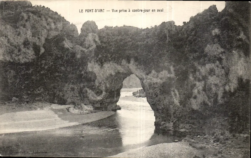 Der Pont-d'Arc — Aufnahme im Rücklicht stromabwärts — Tourrette, Aubenas - Vorderseite