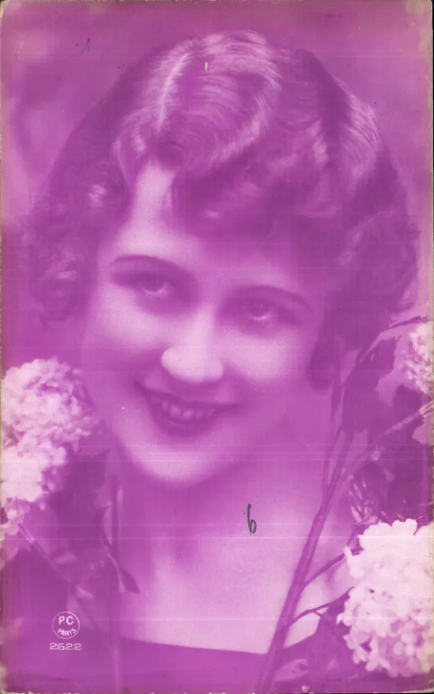 Mulher jovem sorridente — retrato em rosa — PC PARIS 2622 - Frente