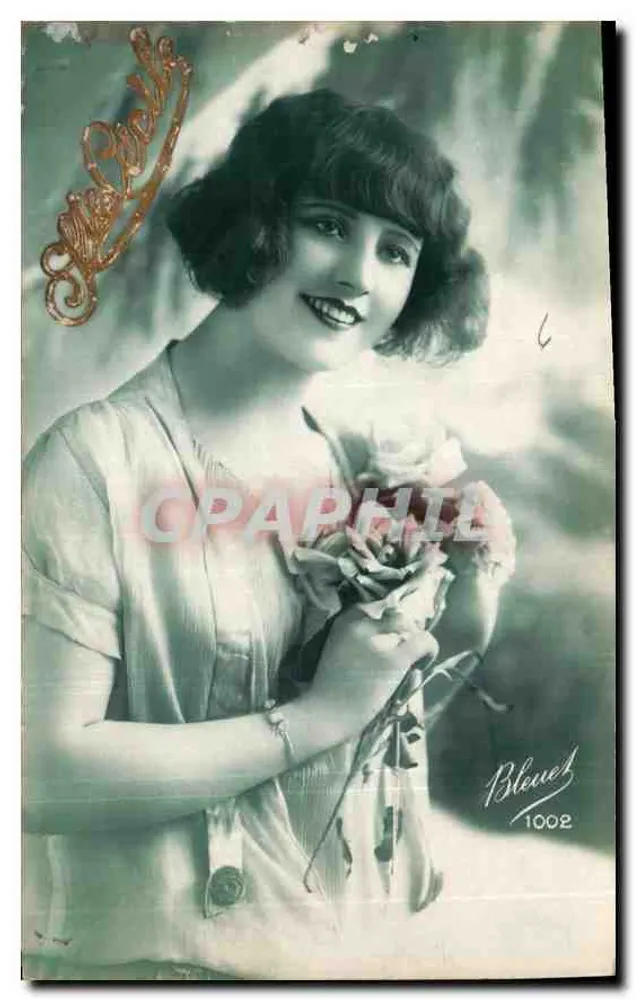 Mulher jovem sorridente — com buquê de rosas — editada por Bleuez n°1002 - Frente